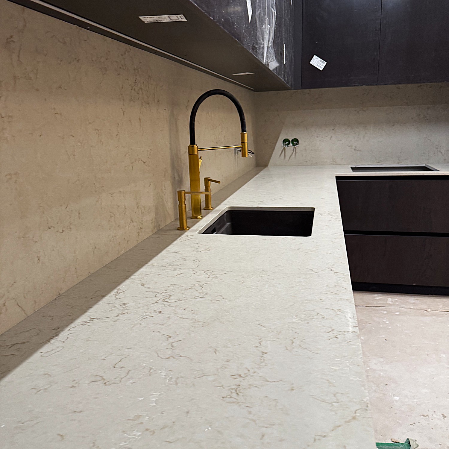Кварцевая столешница Caesarstone с мойкой нижнего монтажа ProStone Киев Кварцевая столешница Caesarstone с мойкой нижнего монтажа ProStone Киев